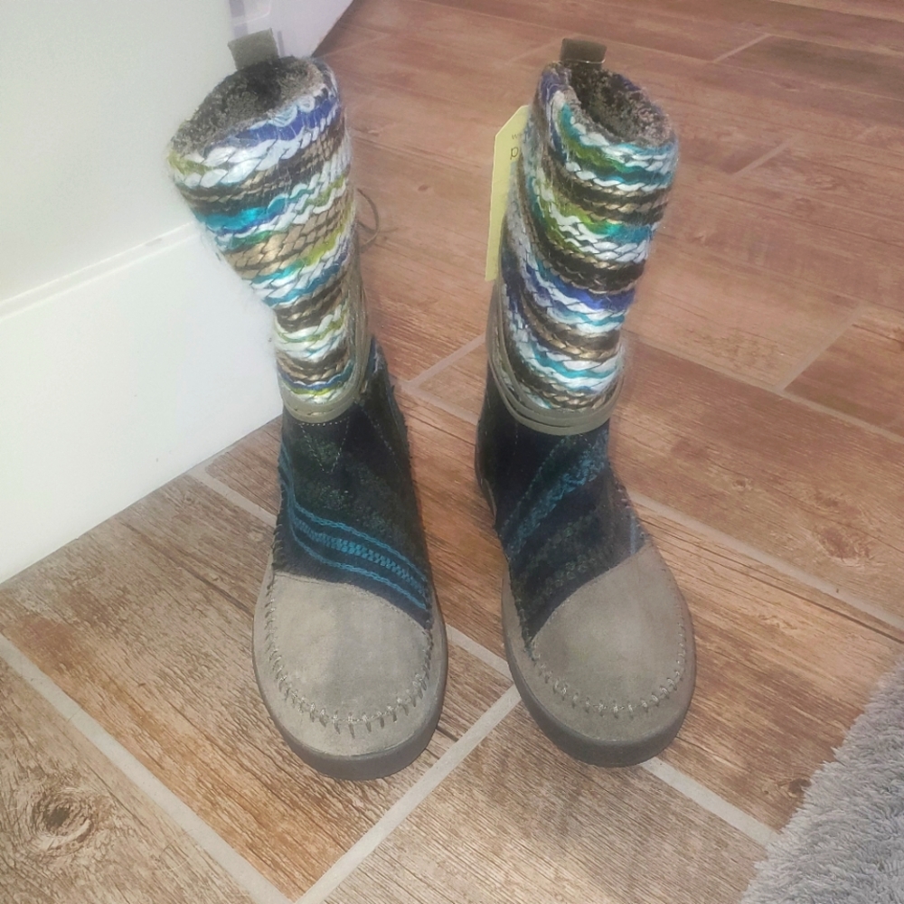 Tom's size 7 grey and blue